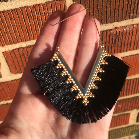 ⭐️ 4 for $23 black triangle hoop fringe earrings - Picture 3 of 4